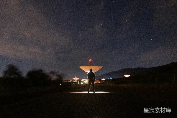 高清摄影 夜行路上的天文探索者