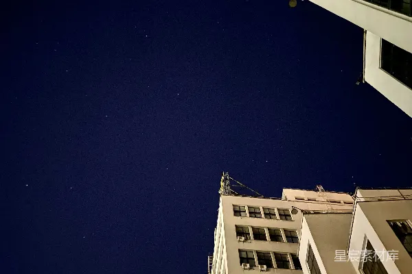 高清摄影 城市夜景中的建筑与星空