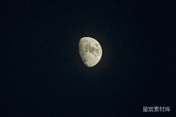 高清摄影 夜空中的半月