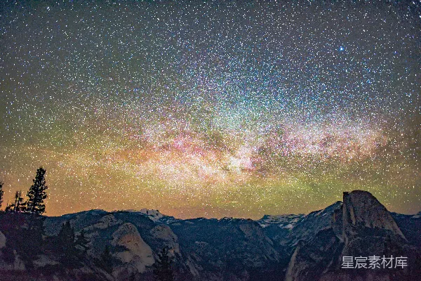高清摄影 银河与山峰的壮丽夜景