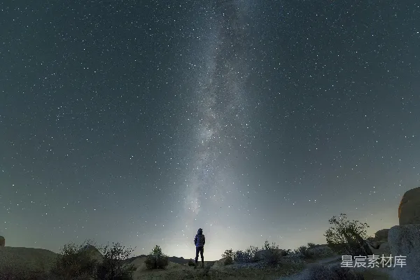 高清摄影 仰望星空的孤独旅人