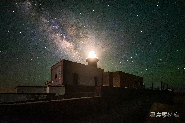 高清摄影 星河下的灯塔