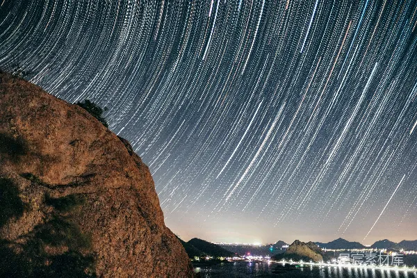 高清摄影 星空下的自然与城市交响