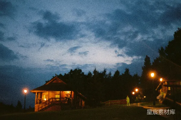 高清摄影 夜幕下的小屋与灯光