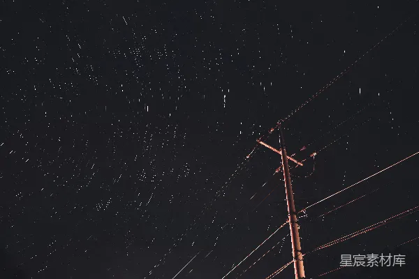 高清摄影 夜空下的电力杆与星轨
