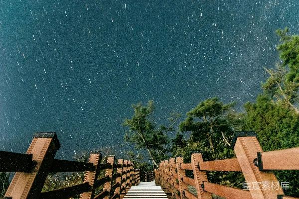 高清摄影 雨夜的木制栈道