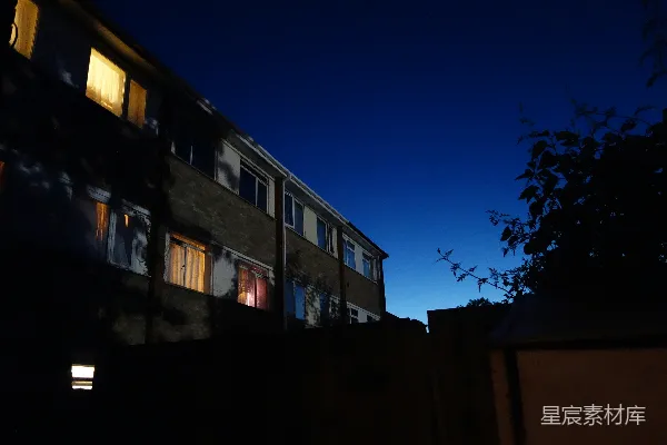 高清摄影 夜幕下的住宅与星空