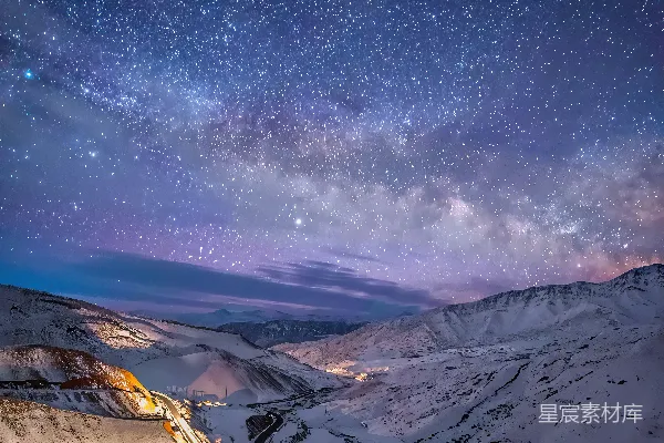 高清摄影 雪域星河：蜿蜒山路下的银河奇景