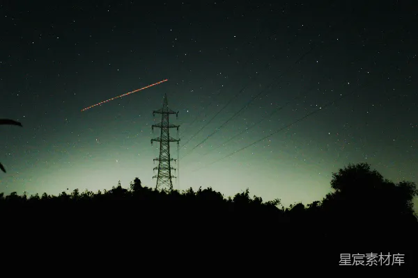 高清摄影 夜空下的电力塔