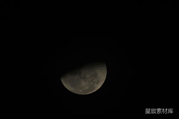 高清摄影 夜空中的半轮明月