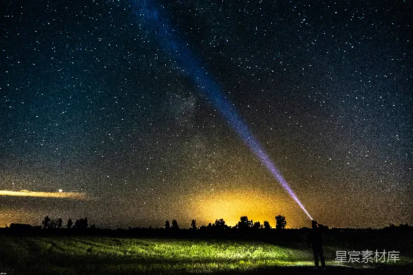 高清摄影 夜空下的光束