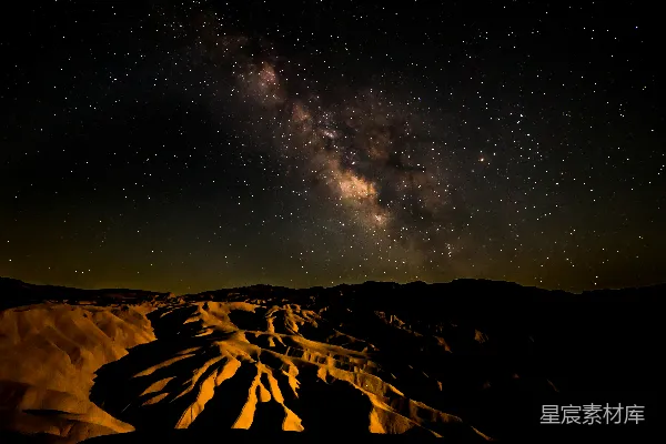 高清摄影 沙漠夜景下的银河