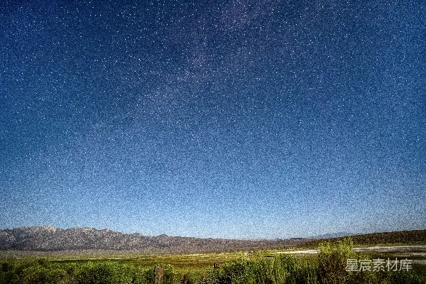 高清摄影 夜空下的山川与银河