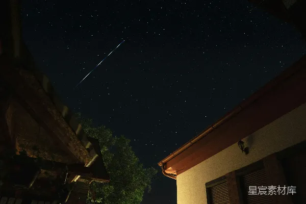 高清摄影 夜空中的流星与屋顶