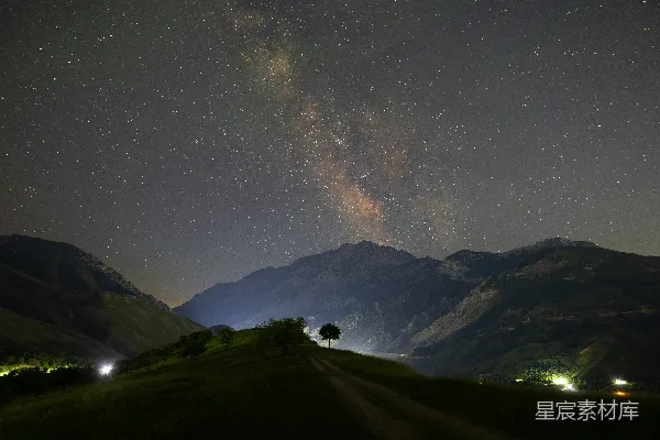 高清摄影 星河下的山间小路