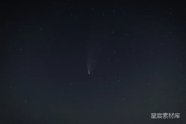 高清摄影 夜空中划过的彗星