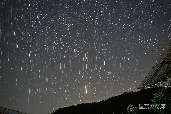 高清摄影 星轨下的静谧夜晚