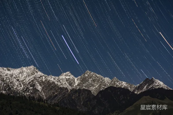 高清摄影 星轨下的雪山