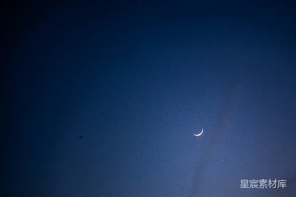 高清摄影 夜空中的一弯新月与飞机