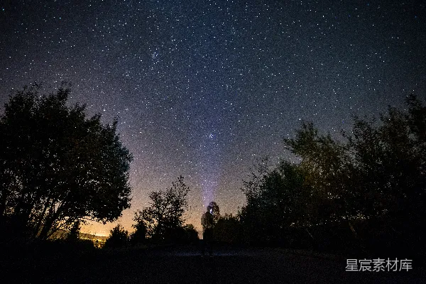 高清摄影 星夜下的独行者