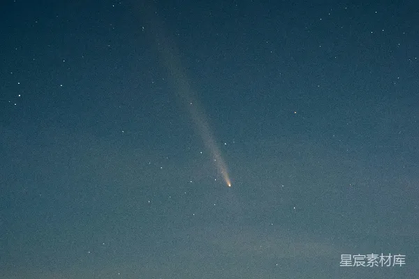 高清摄影 夜空中的彗星与岩石岛