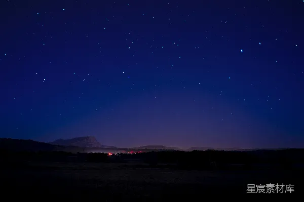高清摄影 夜空下的静谧山峦
