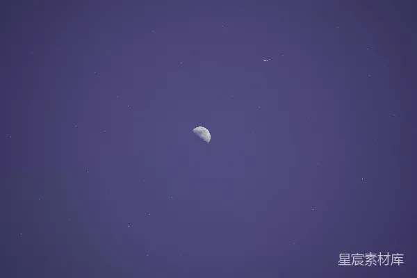 高清摄影 夜空中的月相与流星