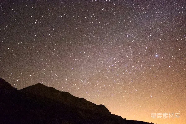 高清摄影 夜空下的山脉