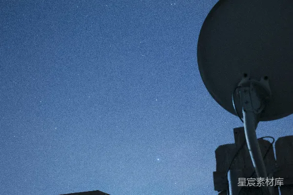高清摄影 夜空下的卫星天线