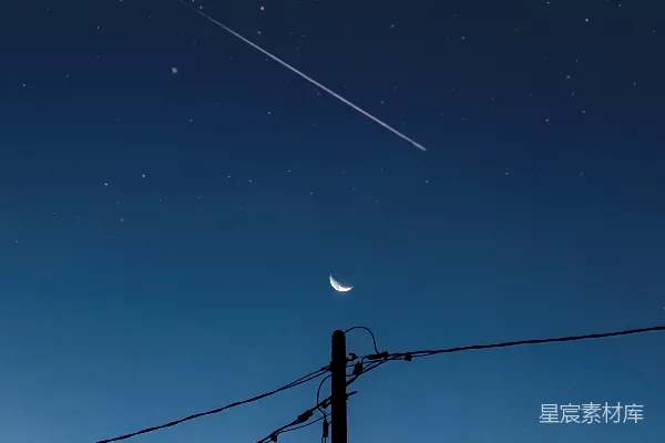 高清摄影 夜空中的流星与新月
