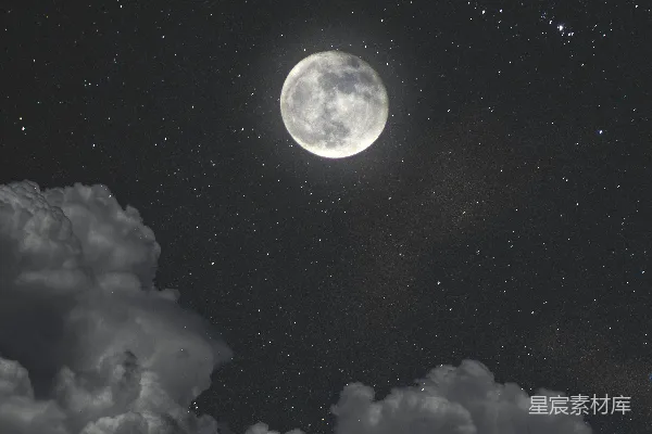 高清摄影 夜空中的月亮与云朵