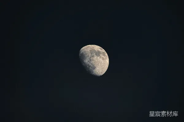 高清摄影 夜空中的半轮明月