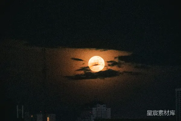 高清摄影 夜幕下的满月与城市剪影