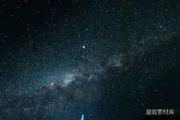 高清摄影 夜空下的孤独探险者