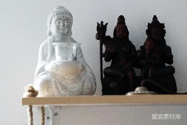 高清摄影 佛像和印度教神像放在架子上