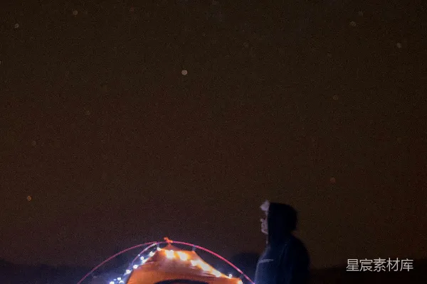 高清摄影 夜幕下的帐篷与旅人