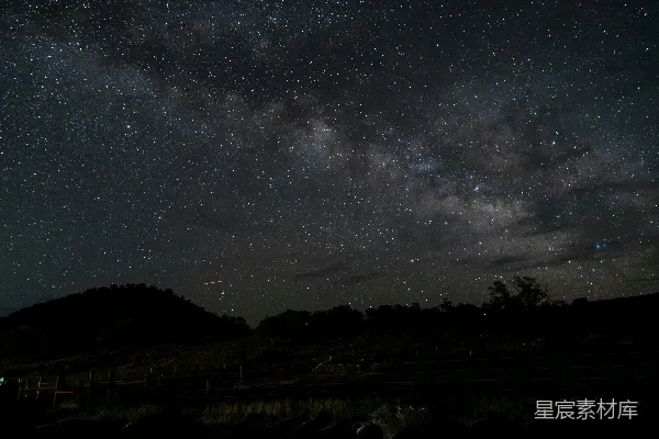 高清摄影 夜空下的银河