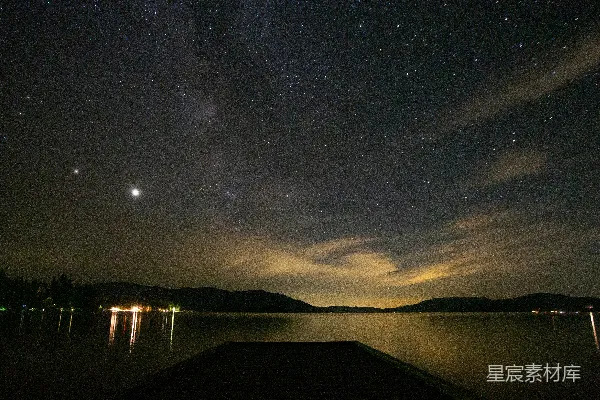 高清摄影 星河下的宁静湖景
