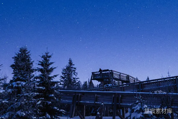 高清摄影 雪地上的星光与木栈道