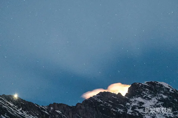 高清摄影 夜空下的雪山