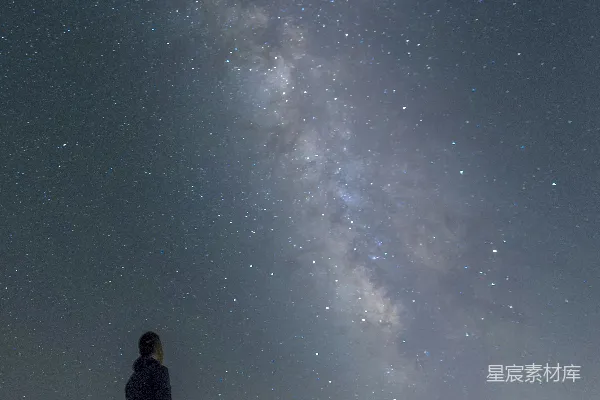 高清摄影 仰望星空的旅人
