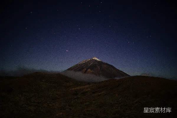 高清摄影 夜空下的火山