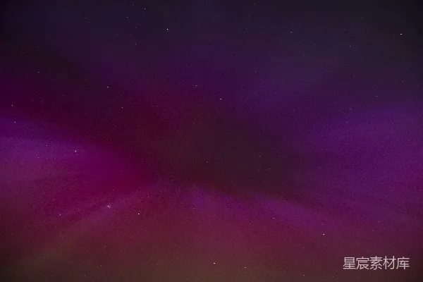 高清摄影 夜空下的神秘紫色光芒