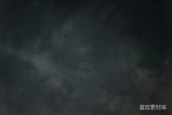 高清摄影 夜空中的星辰与云雾