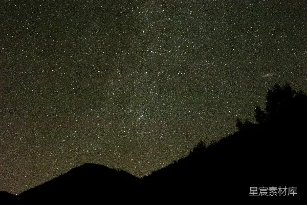 高清摄影 深邃夜空下的群山