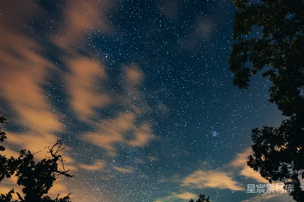 高清摄影 夜空下的星河与云朵