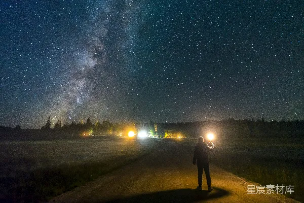 高清摄影 夜空下的星河与独行者