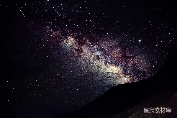 高清摄影 银河夜空下的山峰
