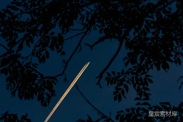 高清摄影 夜空中的飞机轨迹