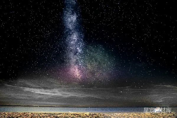 高清摄影 浪漫的夜空下，情侣共赏银河